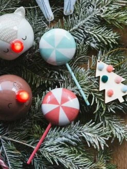 Les 4 Décorations Candy à Suspendre Rouge - Vertbaudet 10 Les 4 Décorations Candy à Suspendre Rouge - Vertbaudet -Petit Monde Promos Boutique les 4 decorations candy a suspendre 4