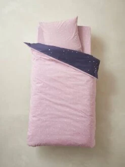 Parure Housse De Couette + Taie D'oreiller Avec Détails Phosphorescents MISS CONSTELLATION Marine / Parme - Vertbaudet -Petit Monde Promos Boutique parure housse de couette taie doreiller avec details phosphorescents miss constellation 5