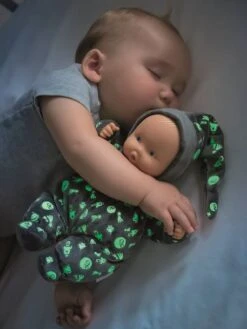 Poupée Babipouce Brille Dans La Nuit COROLLE Gris Fonce Uni Avec Decor - Corolle 8 Poupée Babipouce Brille Dans La Nuit COROLLE Gris Fonce Uni Avec Decor - Corolle -Petit Monde Promos Boutique poupee babipouce brille dans la nuit corolle 3