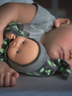 Poupée Babipouce Brille Dans La Nuit COROLLE Gris Fonce Uni Avec Decor - Corolle 9 Poupée Babipouce Brille Dans La Nuit COROLLE Gris Fonce Uni Avec Decor - Corolle -Petit Monde Promos Boutique poupee babipouce brille dans la nuit corolle 4