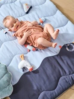 Tapis D'éveil Souple Sans Arche LEON SUR LE PONTON Bleu - Vertbaudet 9 Tapis D'éveil Souple Sans Arche LEON SUR LE PONTON Bleu - Vertbaudet -Petit Monde Promos Boutique tapis deveil souple sans arche leon sur le ponton 3